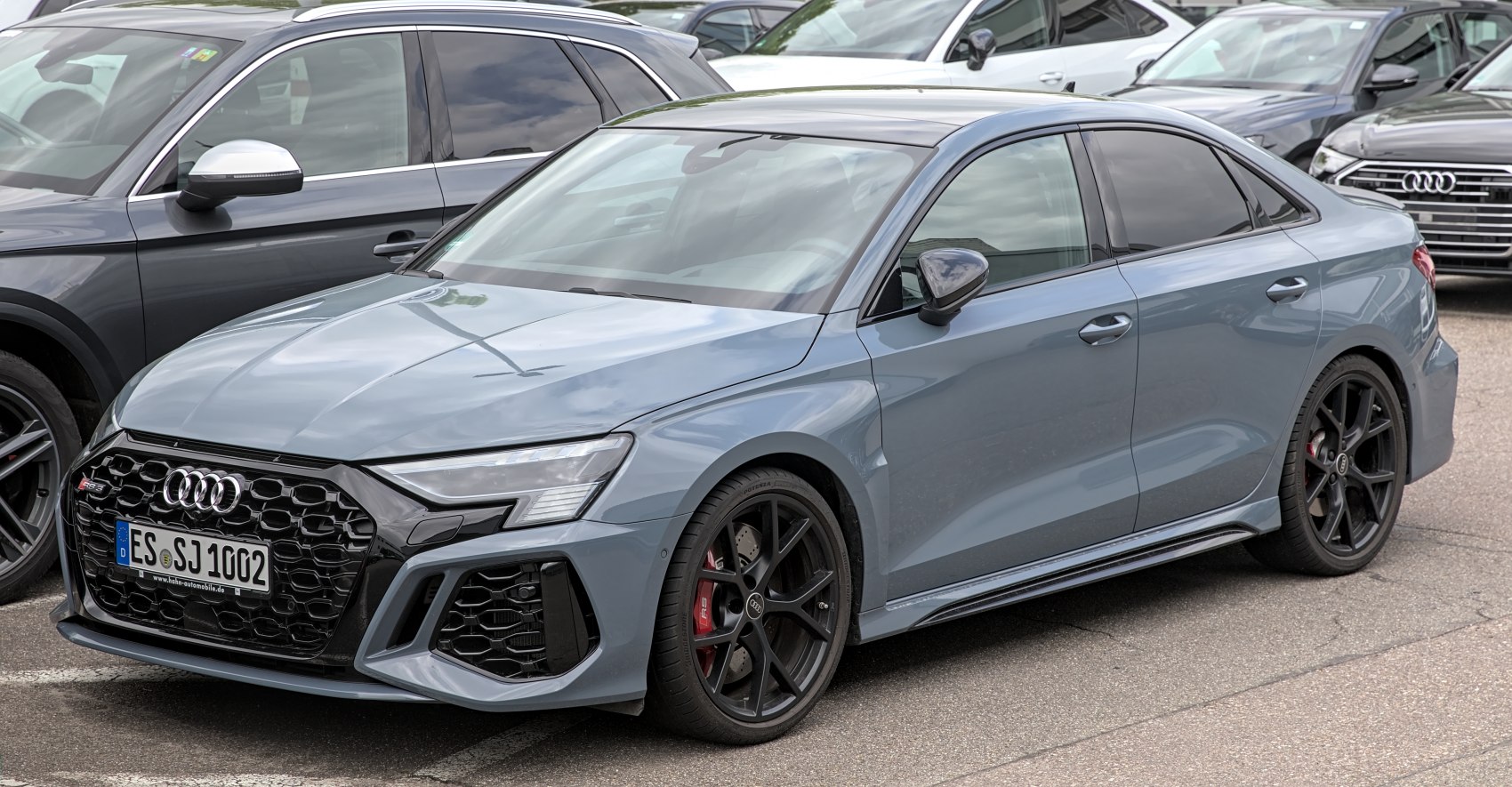 Front grille and black alloy wheels with red brake calipers