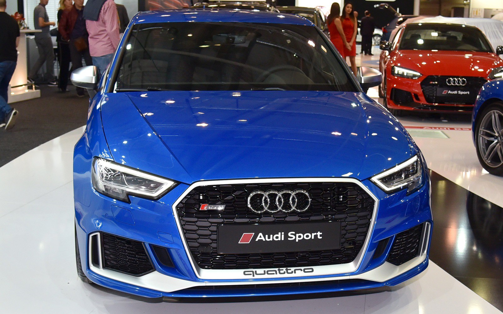 Front grille with honeycomb pattern and sharp LED headlights