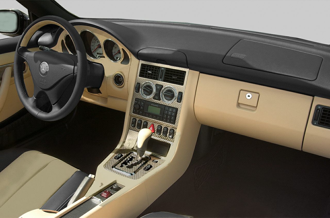 Beige-black dashboard and central console with automatic gear selector.