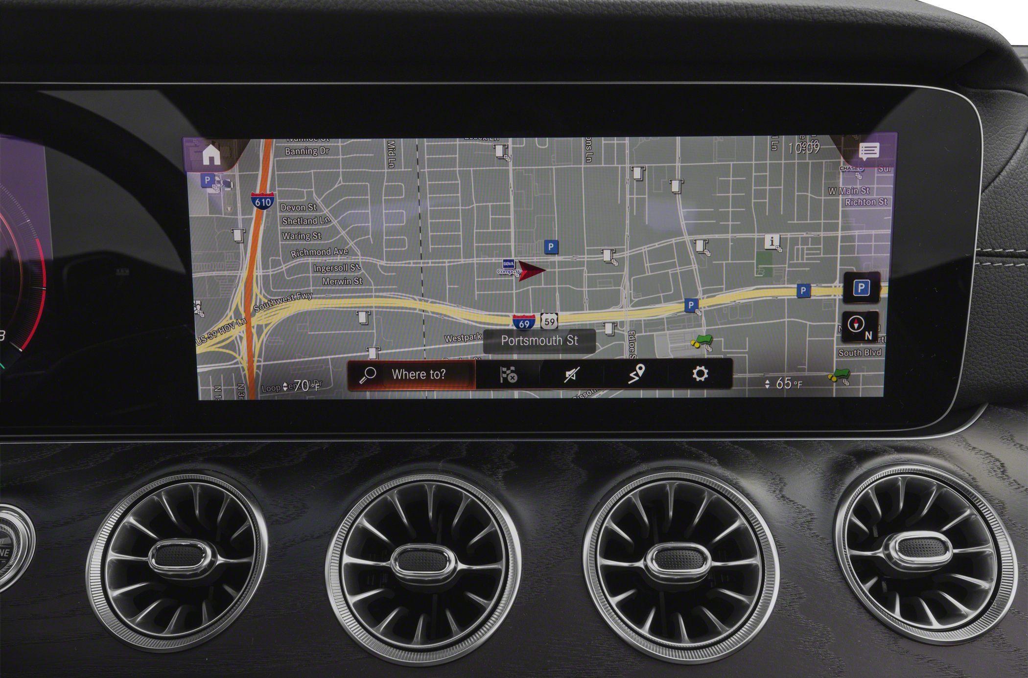 Wide digital navigation screen and four turbine-style air vents