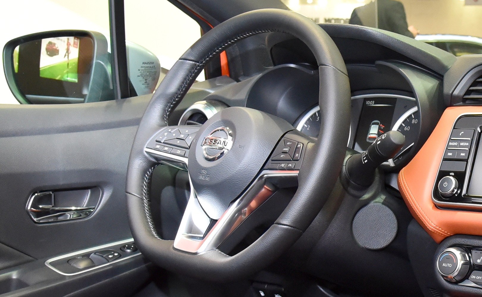 Steering wheel and dashboard console with control buttons