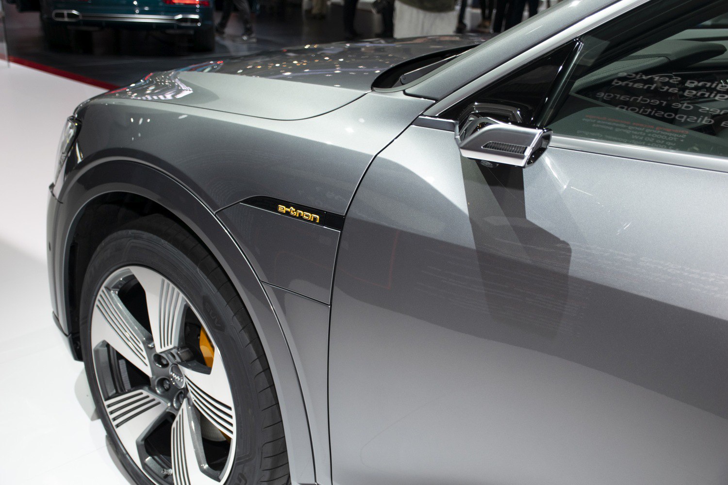 Front wheel, e-tron badge, and advanced digital side mirror in silver finish