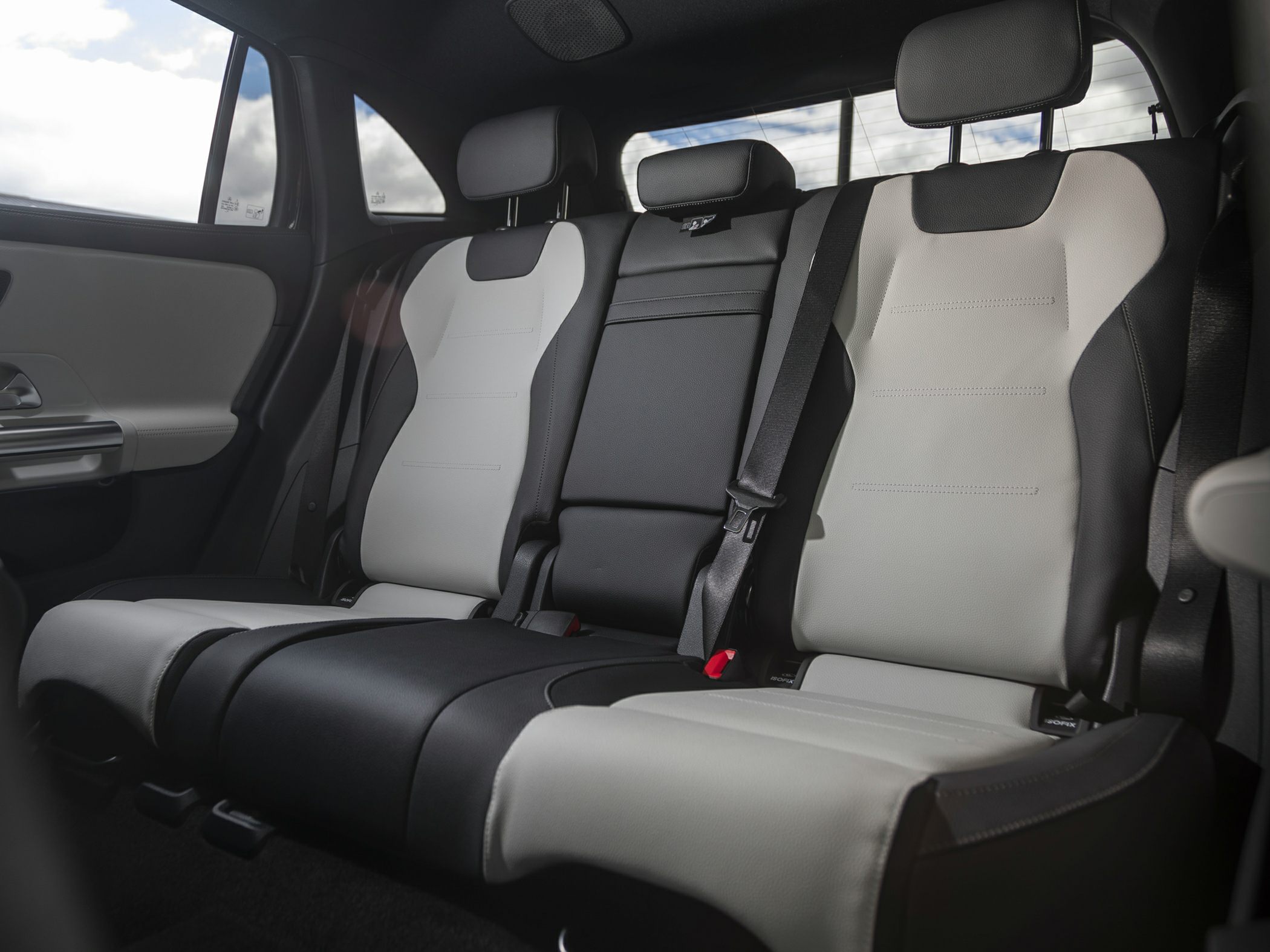 Two-tone rear seats with integrated seat belts and adjustable headrests