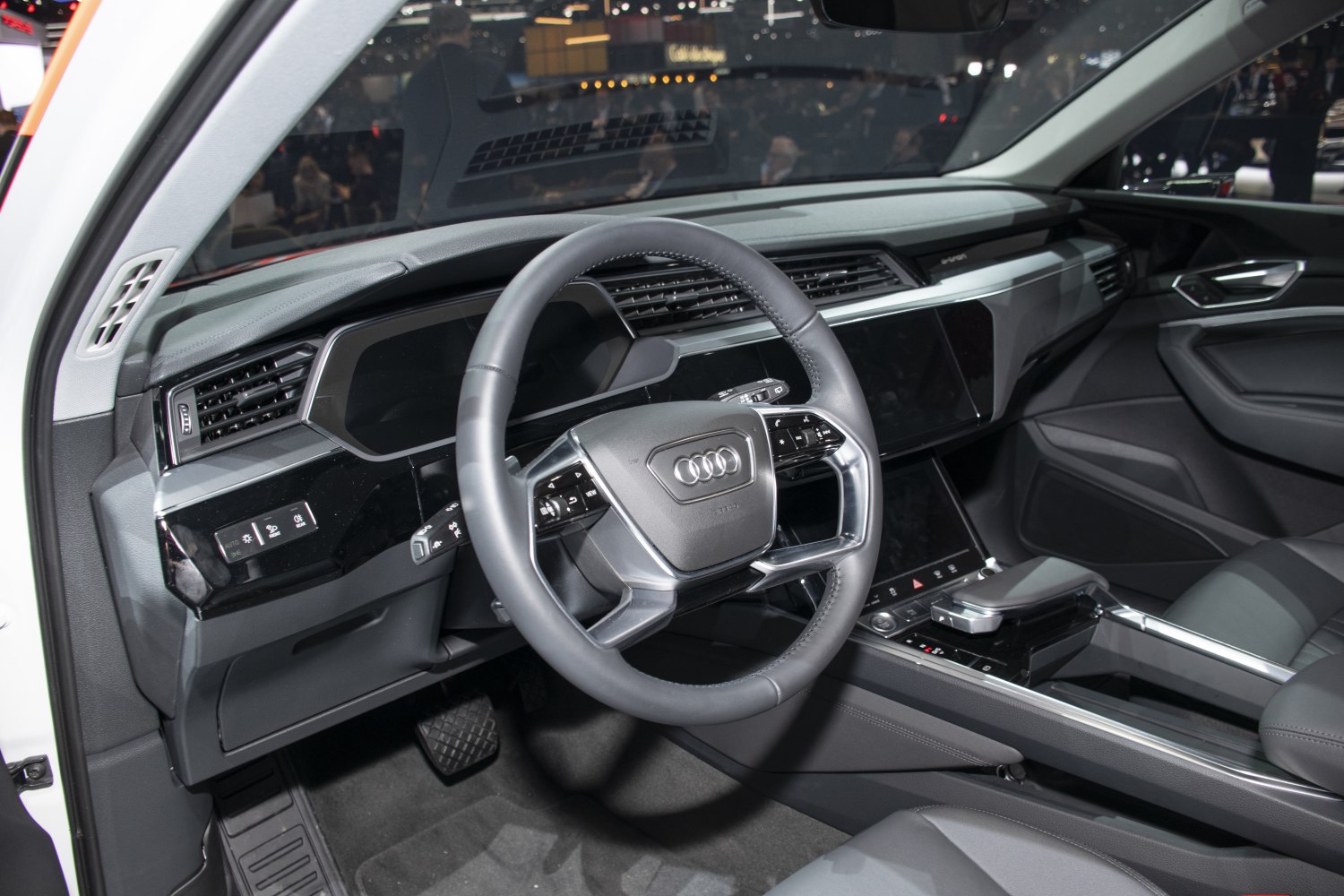 Digital dashboard with multifunction steering wheel and touchscreen controls