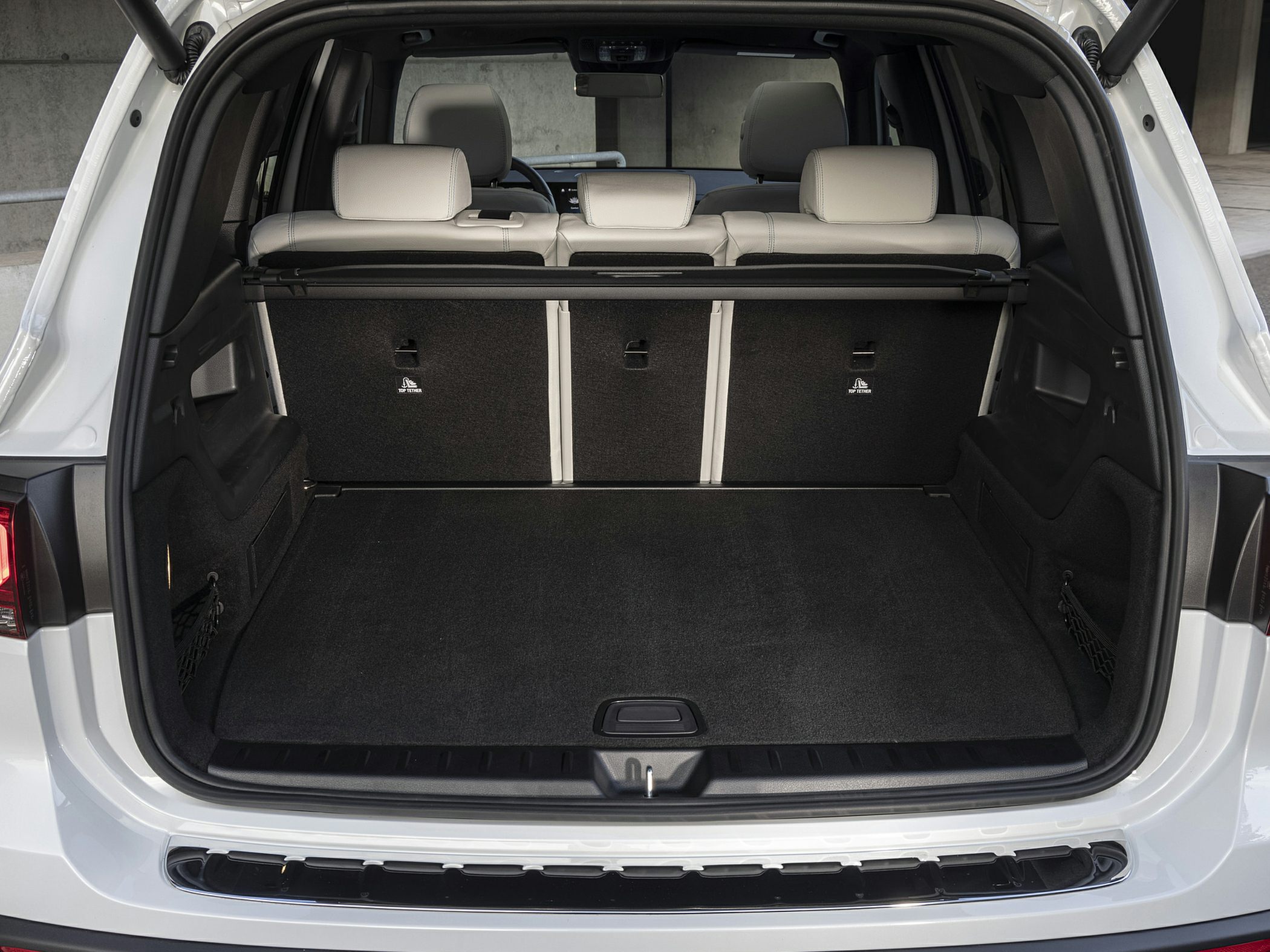 Spacious rear cargo compartment with split-fold rear seats
