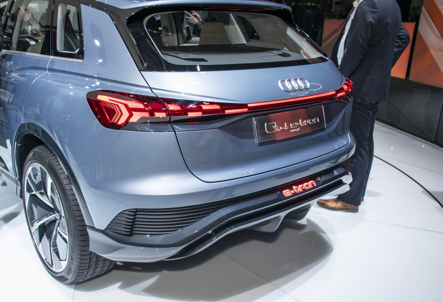 Sleek rear design with illuminated LED taillights and e-tron badge