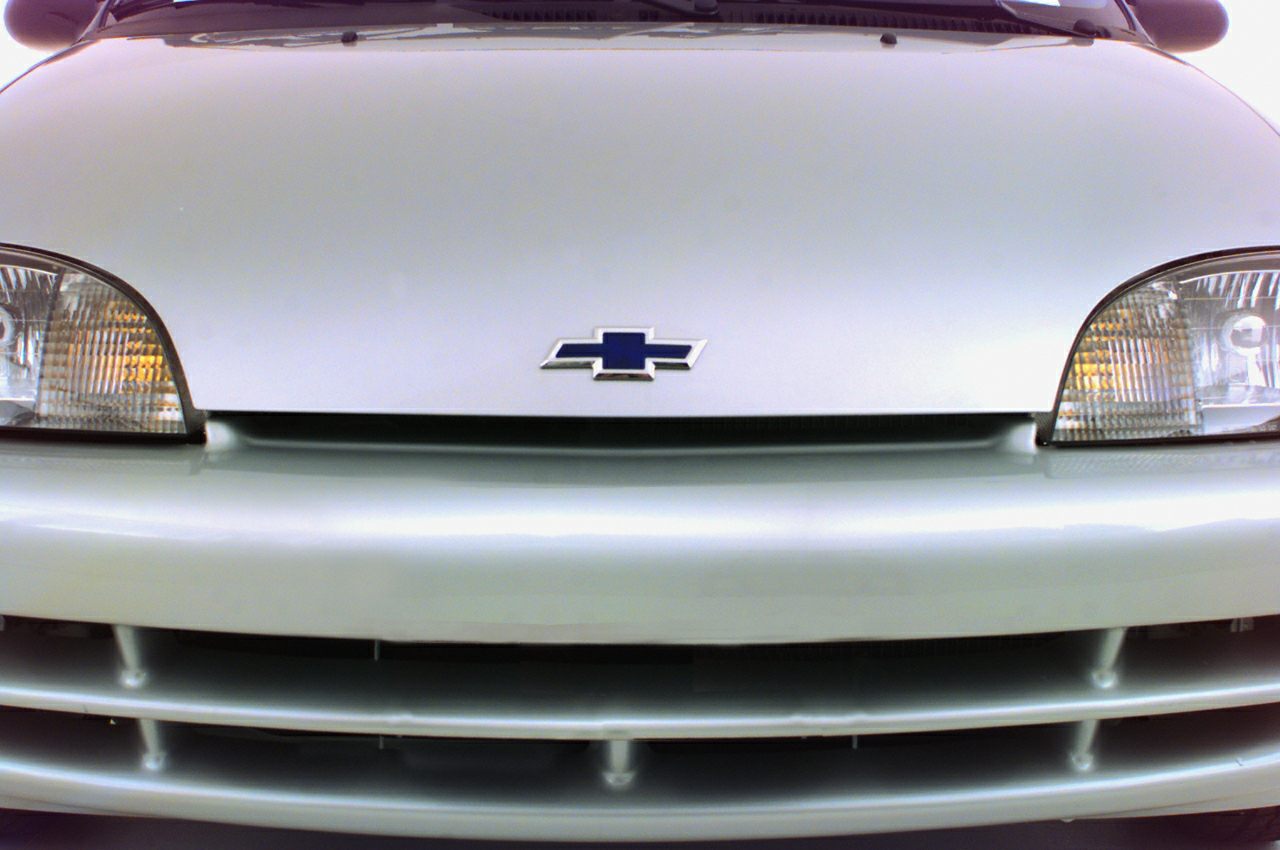 1998 Chevrolet Metro Sedan (MR226) Front View
