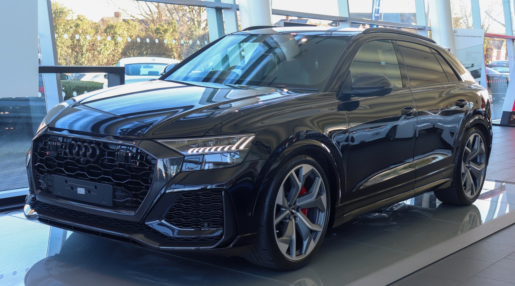 Hexagonal grille, LED headlights, alloy wheels, tinted windows SUV