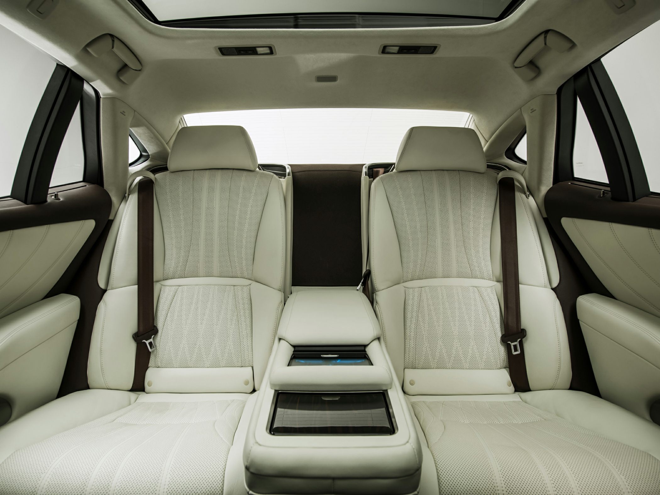 Premium rear seats and center console with panoramic roof