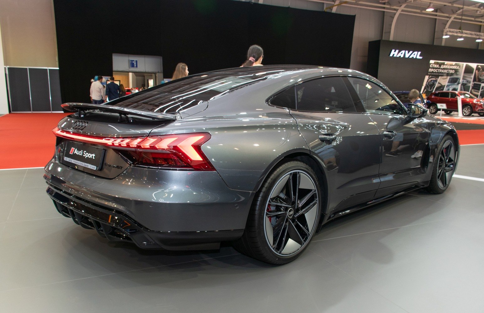 Rear design with LED taillights and aerodynamic spoiler