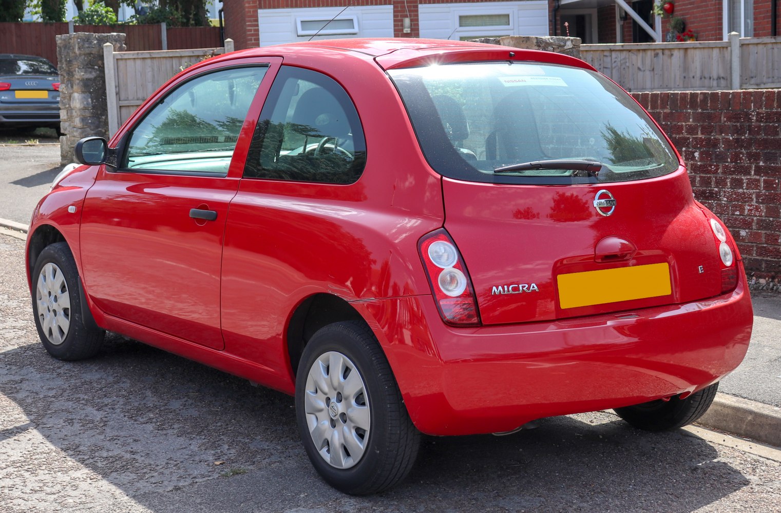 Compact hatchback with smooth rear curves and round taillights