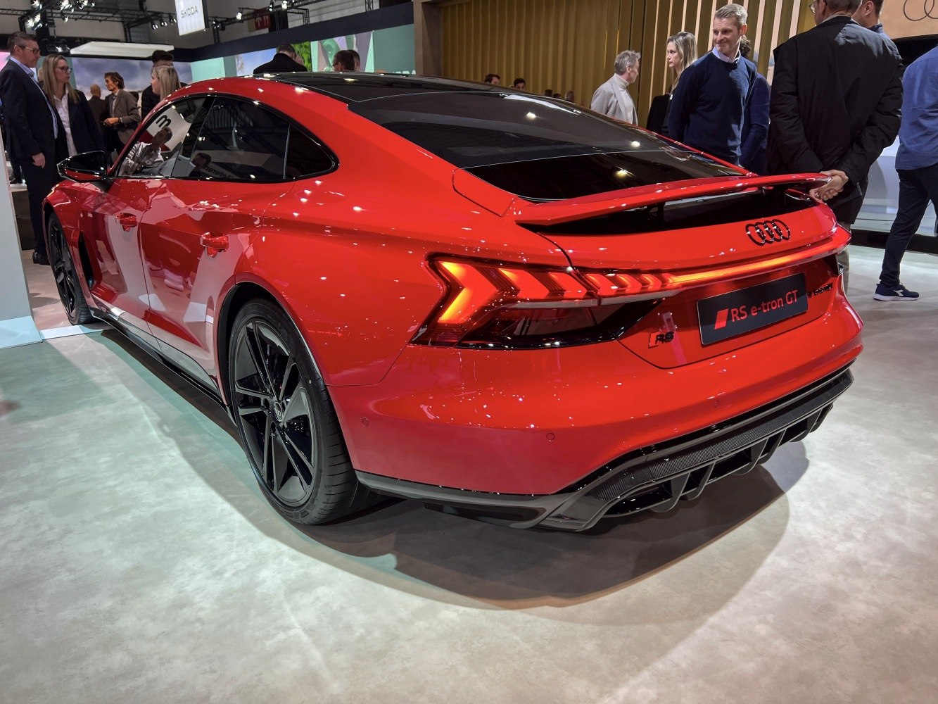 Rear design with LED taillights and rear spoiler