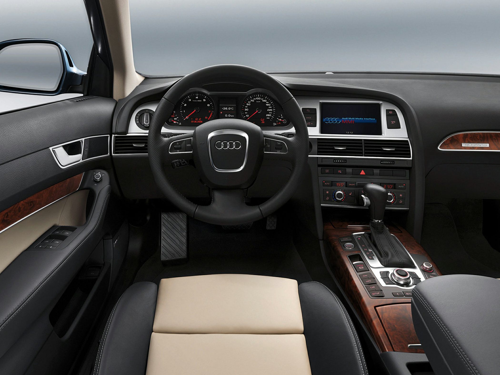 Steering wheel, dashboard with multimedia display and gear shift lever