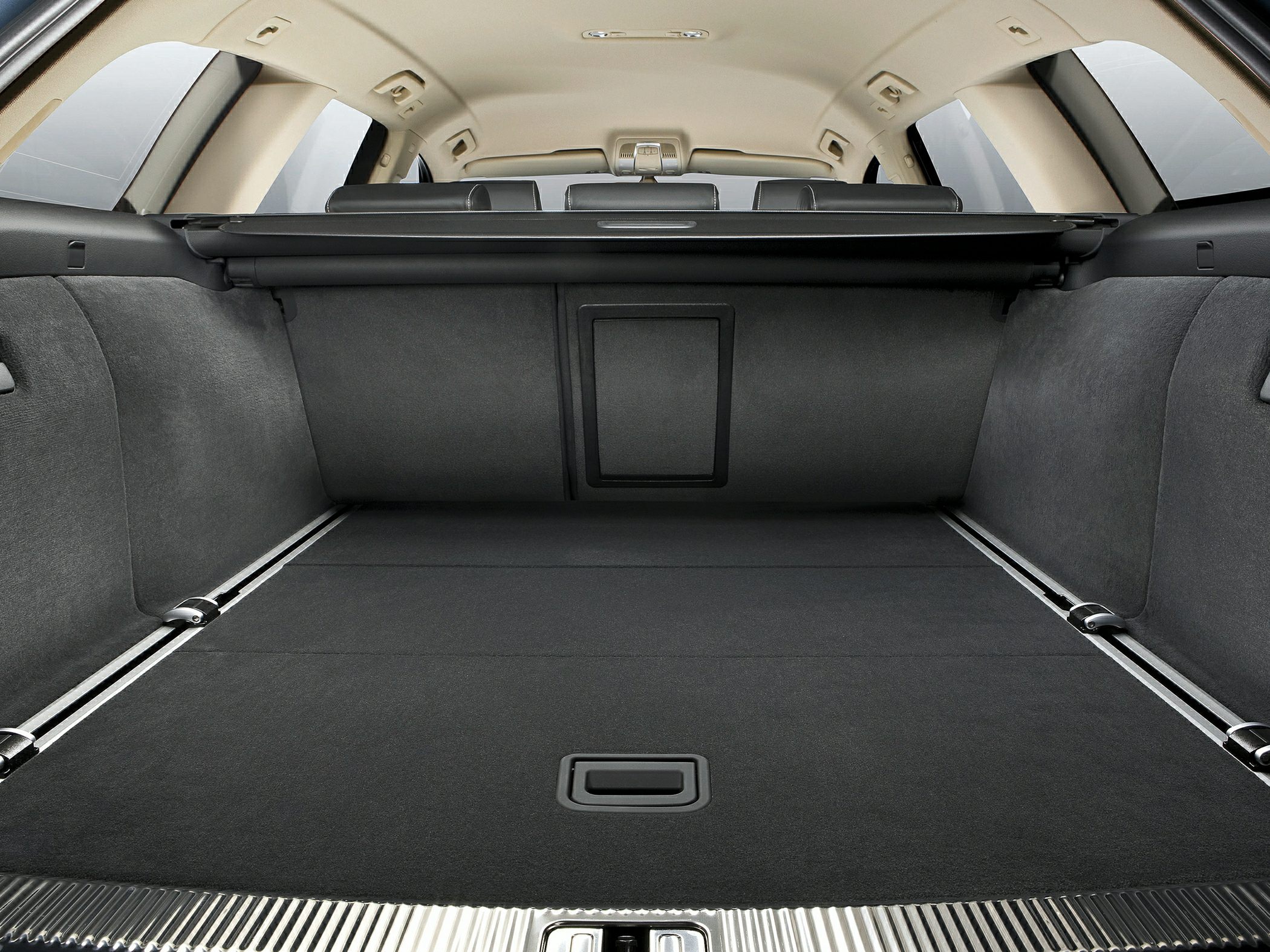 Spacious and functional estate car cargo area with fold-flat seats