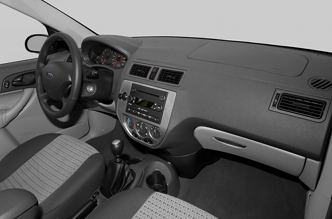 Dashboard with steering wheel and manual gear shift