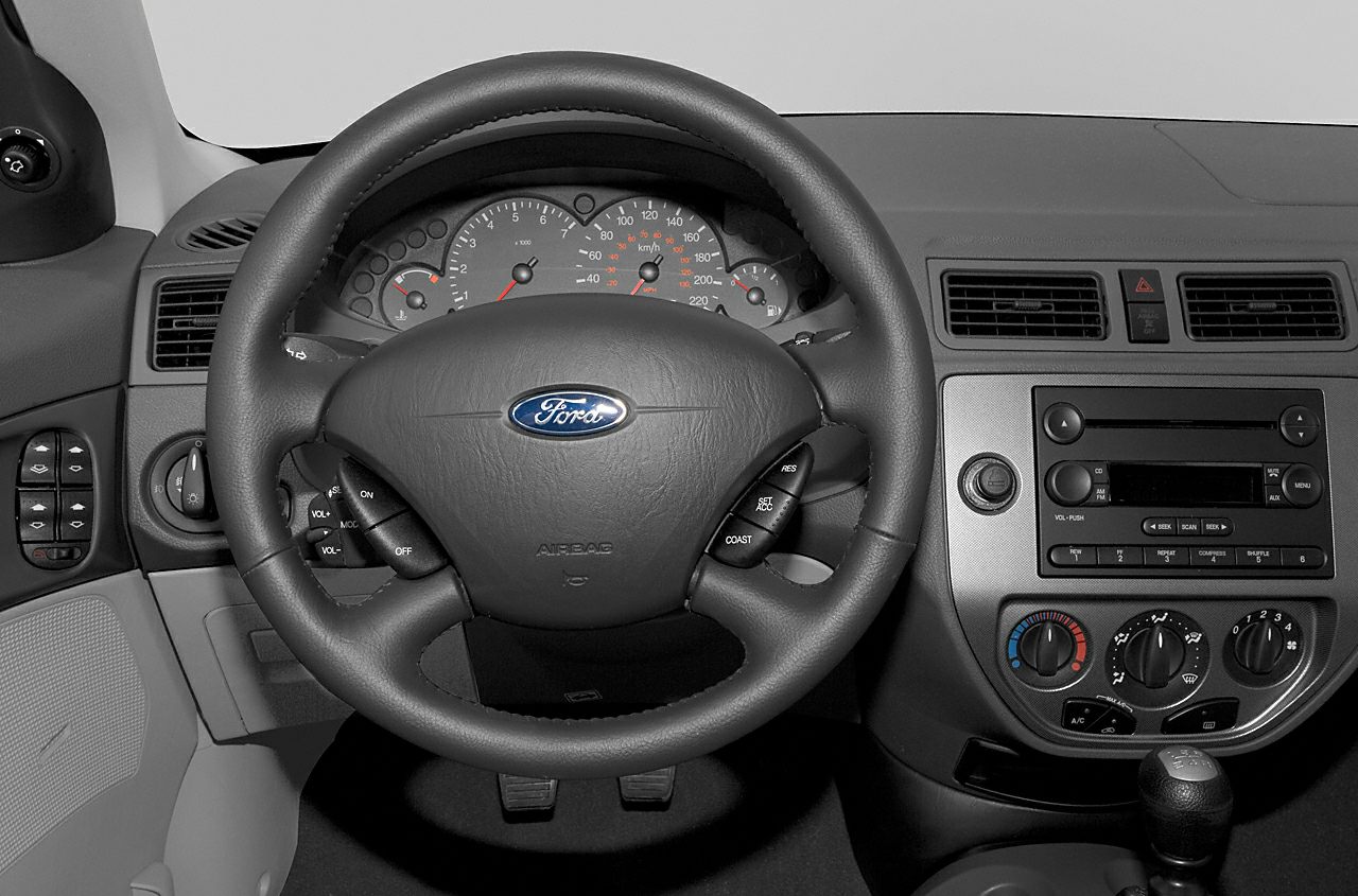 Steering wheel with multifunction controls and dashboard layout