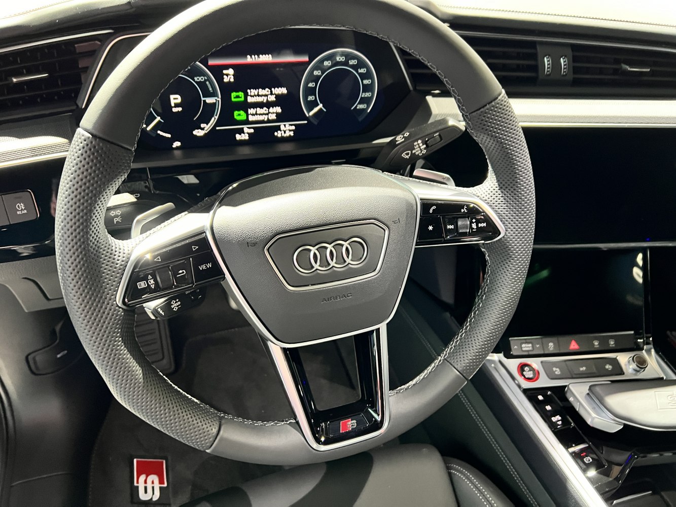 Multifunction steering wheel with digital instrument cluster