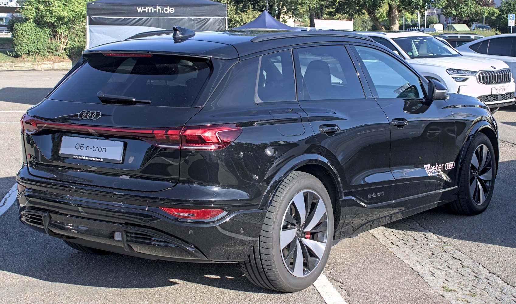 Rear and side view with LED taillights and aerodynamic profile