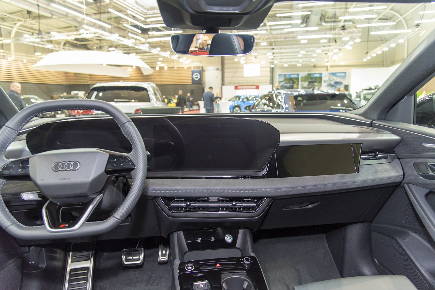 Digital dashboard and multifunction steering wheel interior