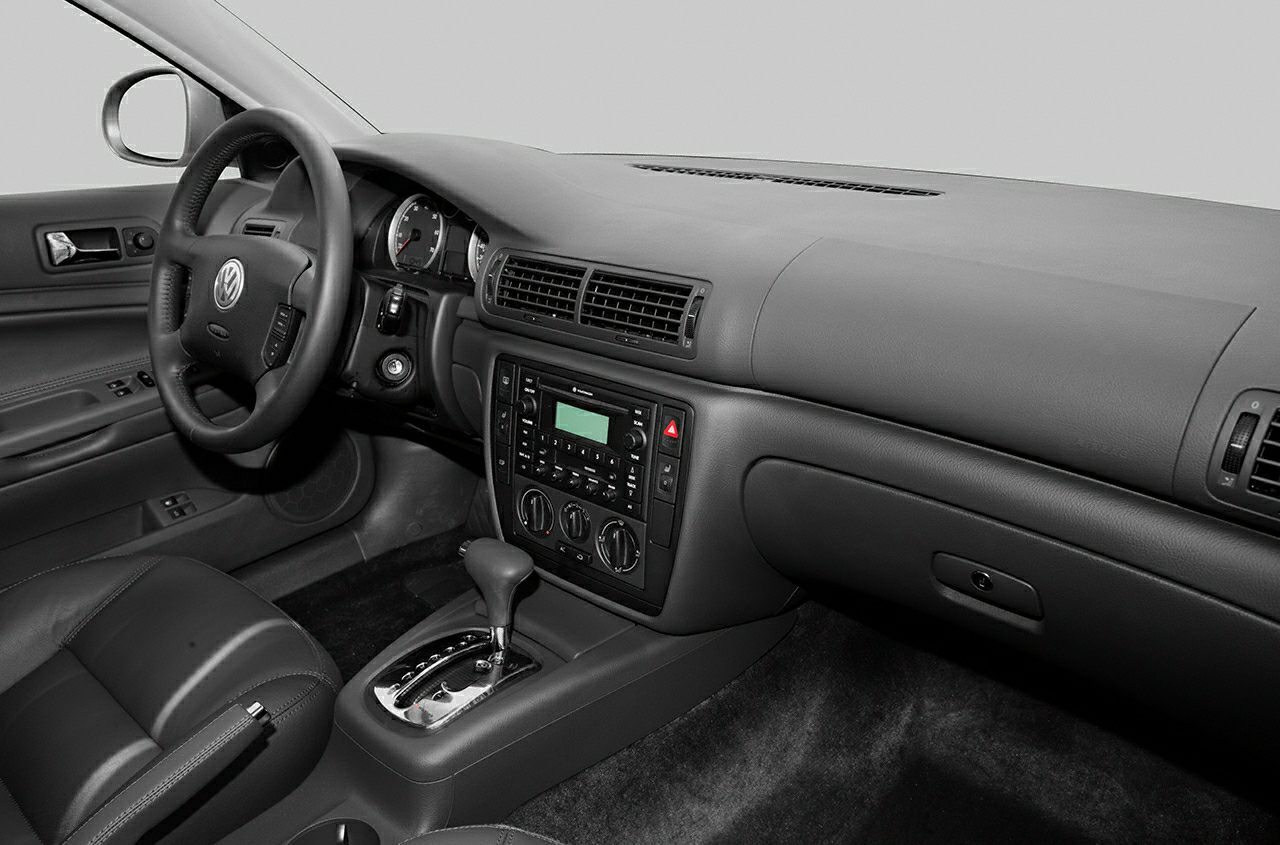 Dashboard, steering wheel, center console with automatic gear shift
