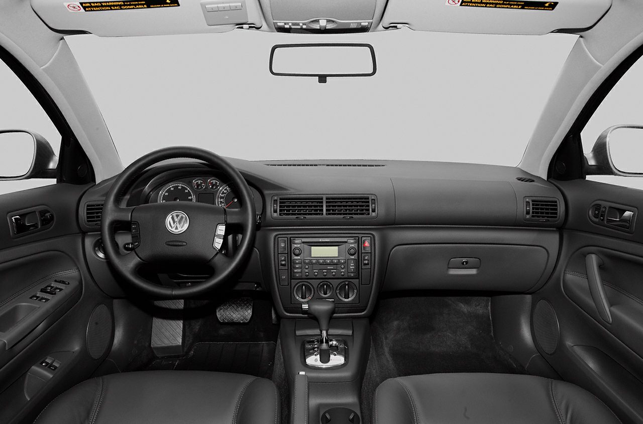 Dashboard and steering wheel with automatic gear shift