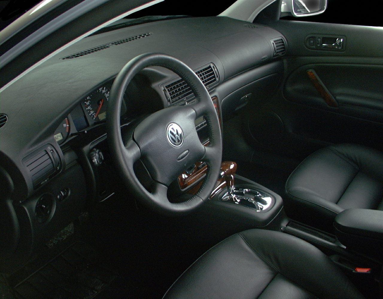 Interior dashboard and steering wheel with leather seats and automatic gearshift