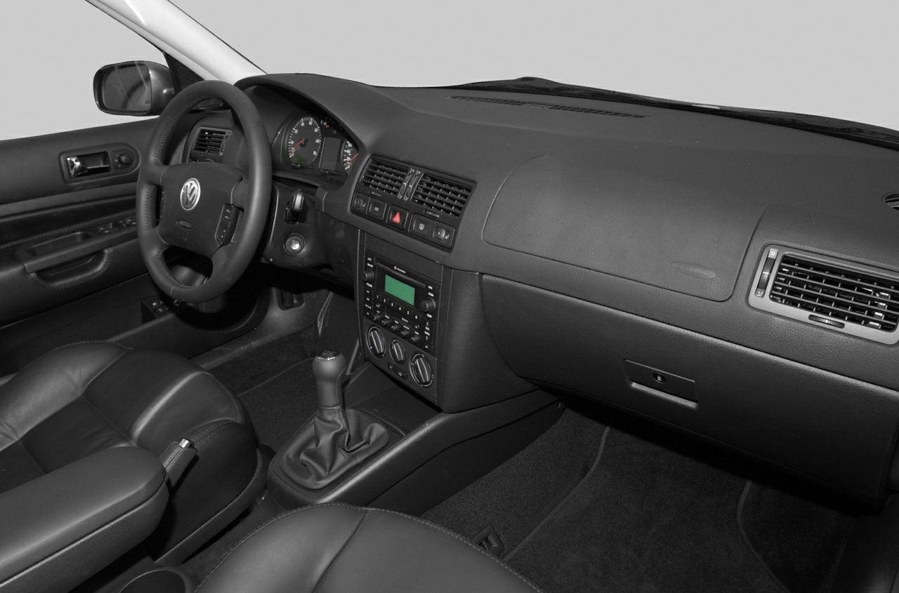 Dashboard and steering wheel with manual gear shifter and air vents