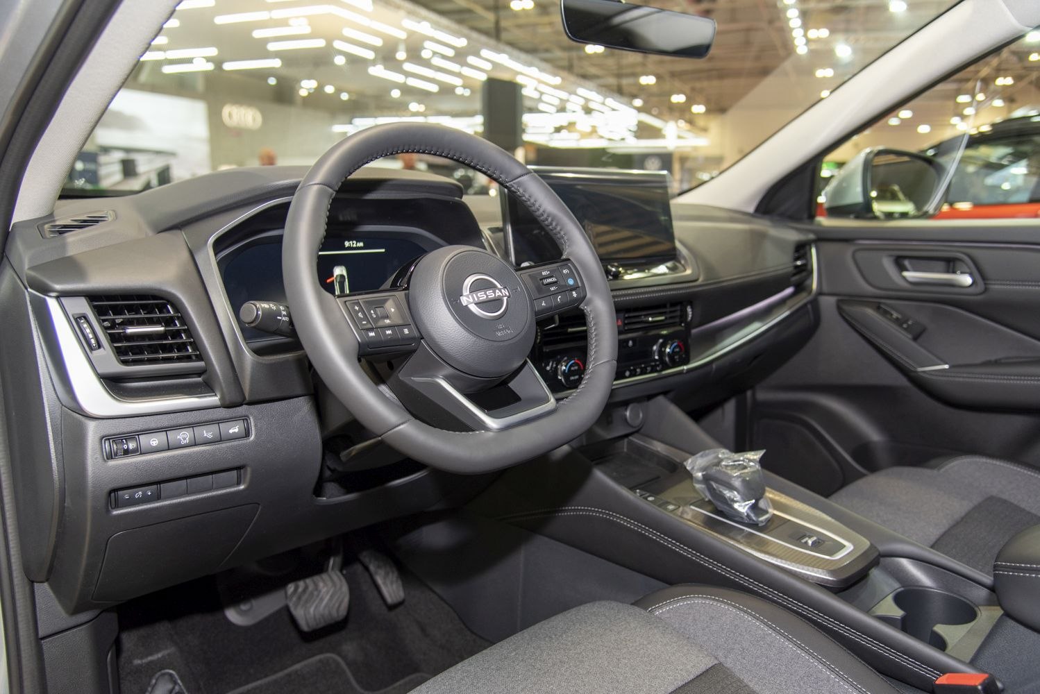 Digital dashboard, steering wheel controls, infotainment screen