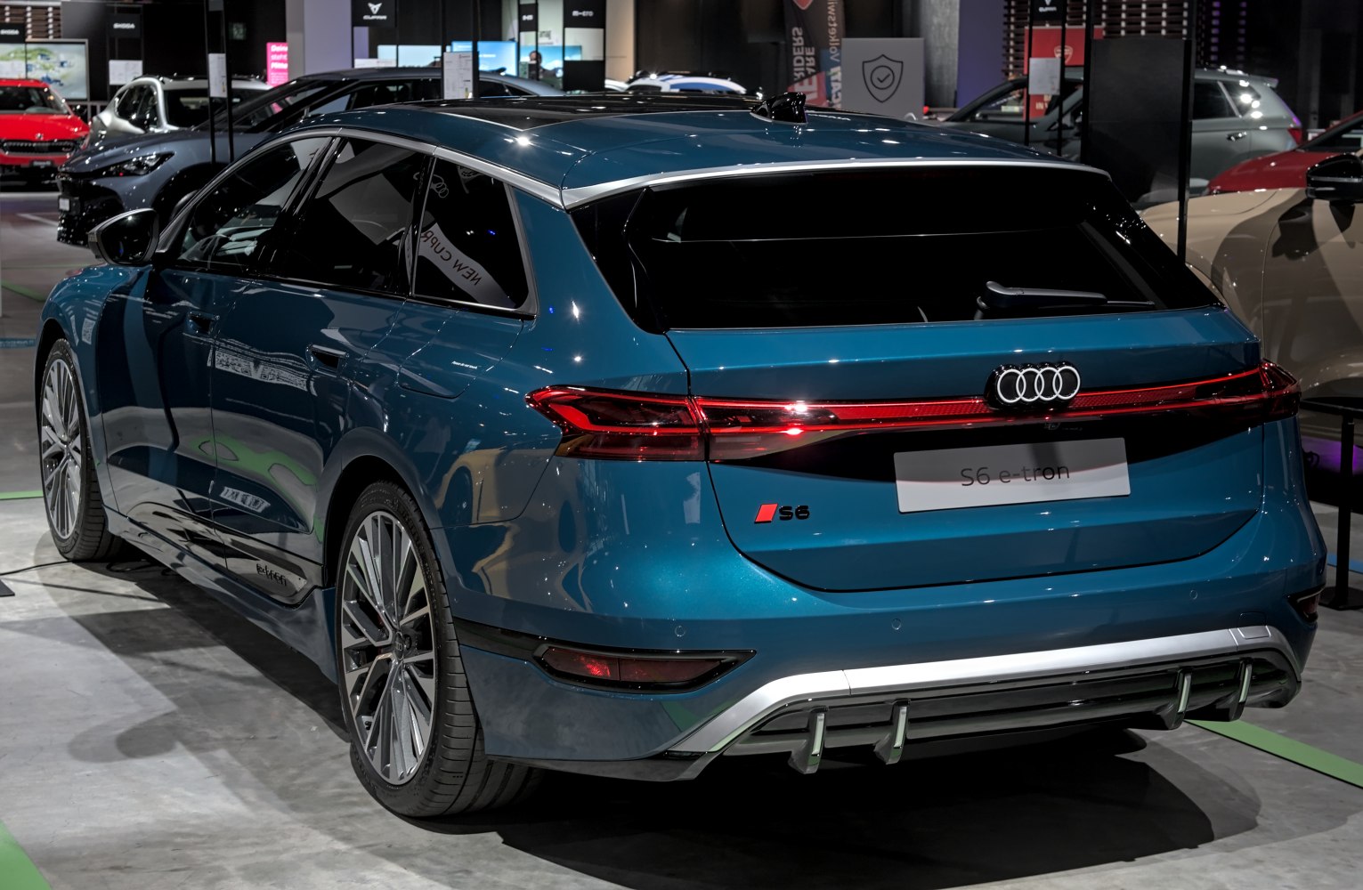 Rear view of S6 Avant e-tron with LED taillights and aerodynamic roofline