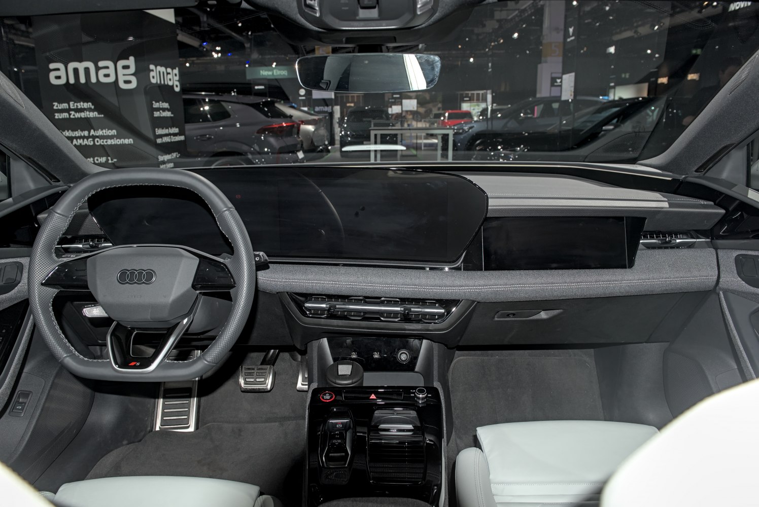 Digital cockpit and minimalist dashboard with advanced controls