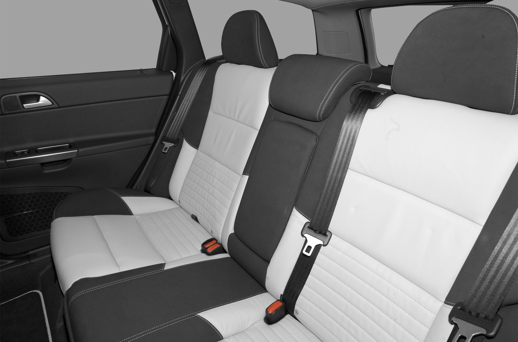 Two-tone rear seats with headrests and seatbelts