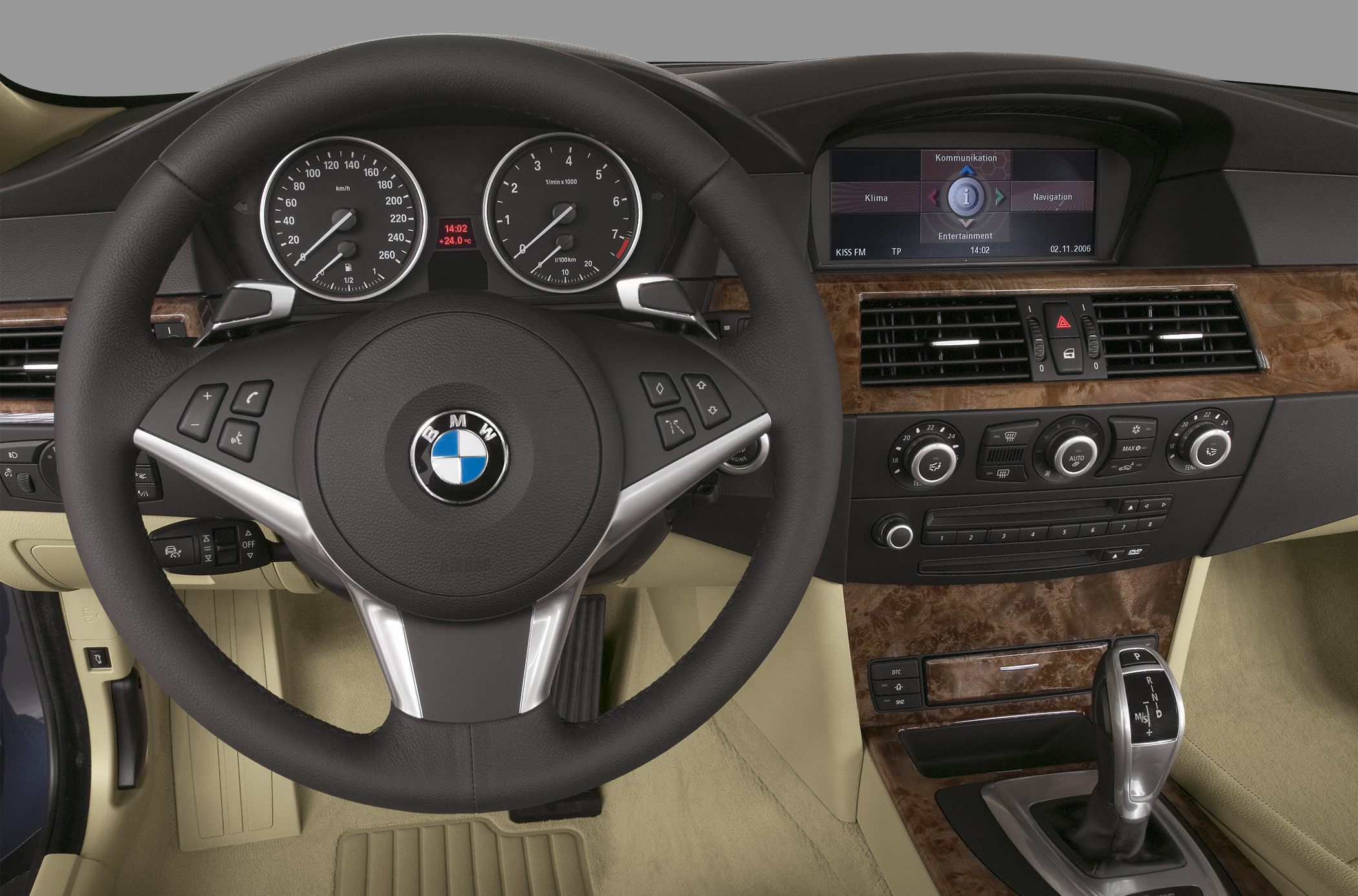 Multifunction steering wheel with instrument cluster and central control panel.