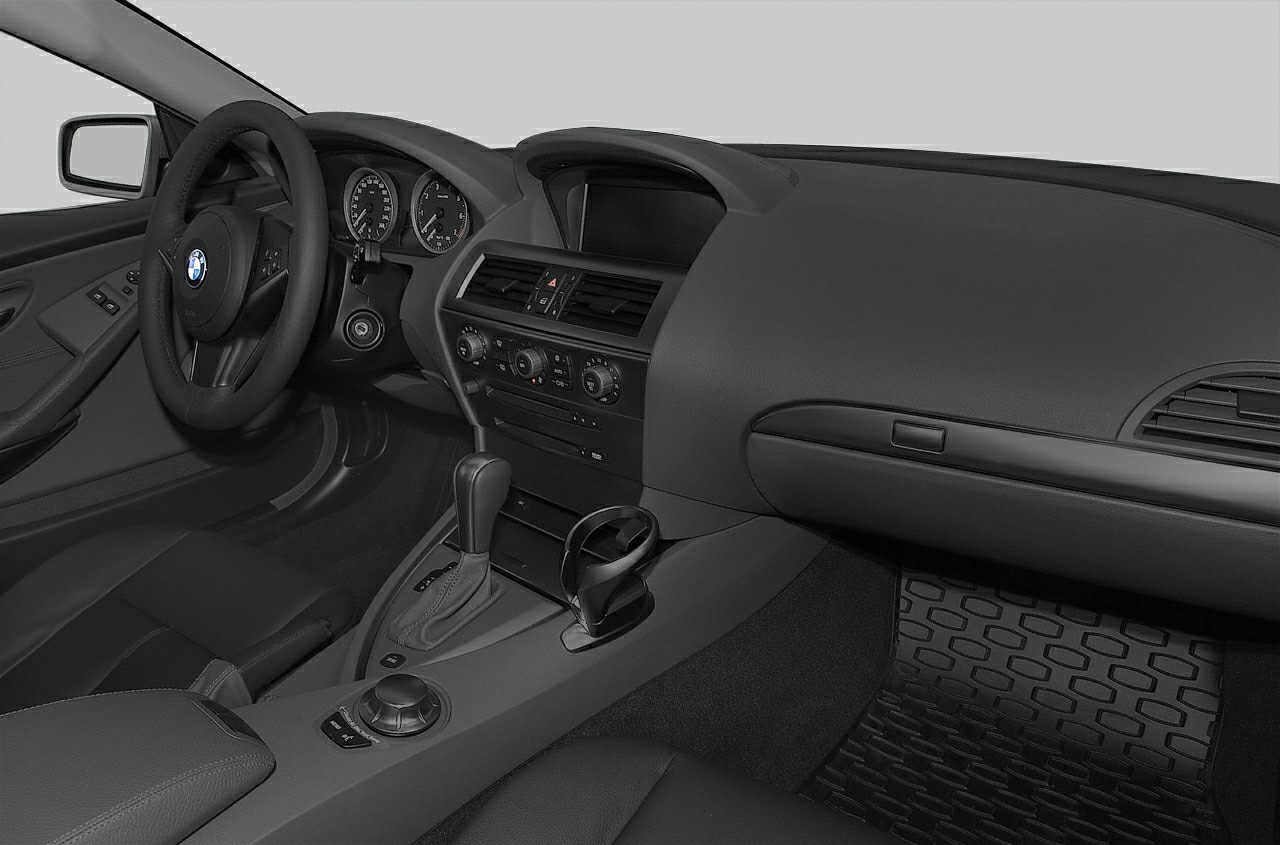 Dashboard, steering wheel, center console with gear shifter and controls