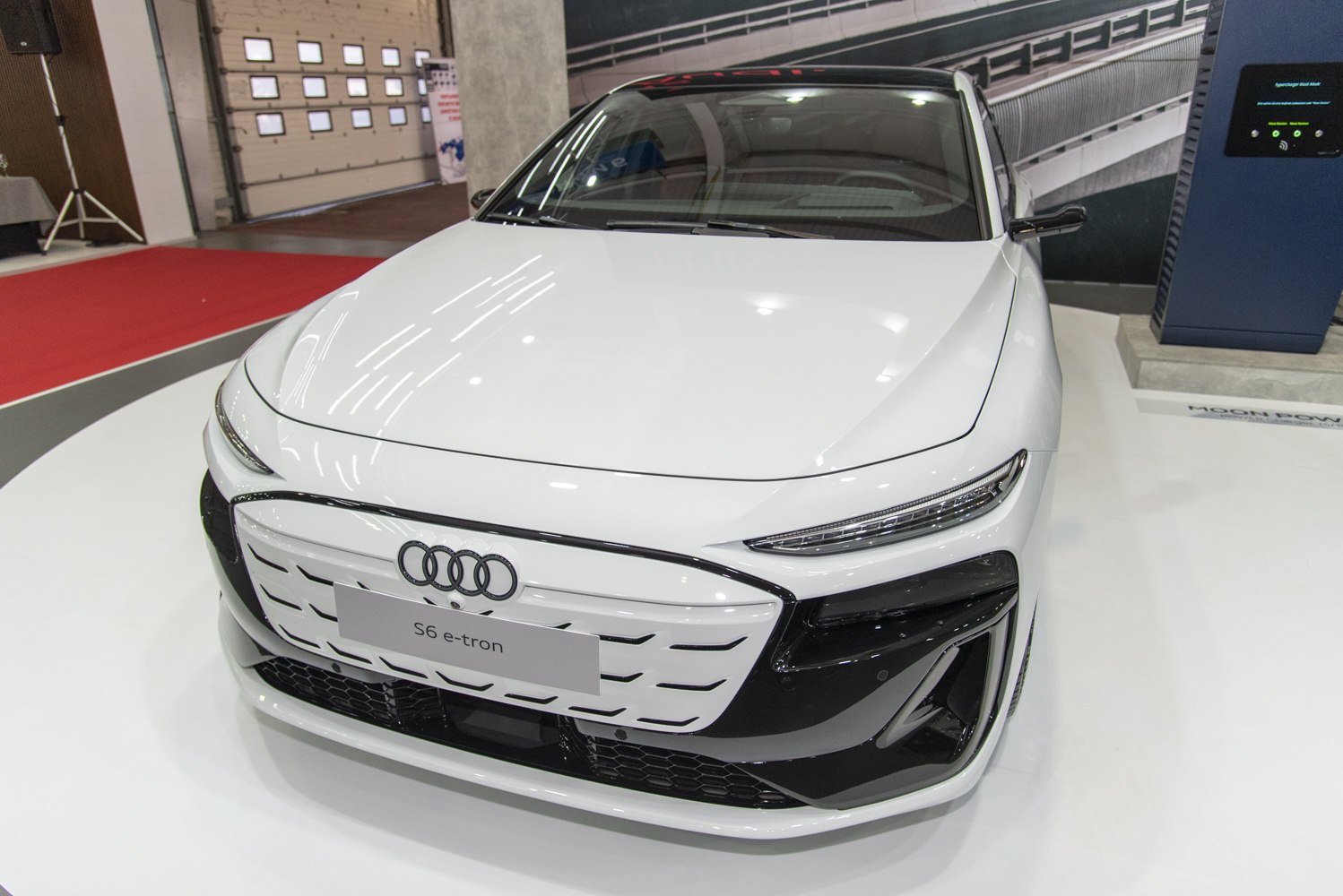 Front view with LED headlights and closed grille