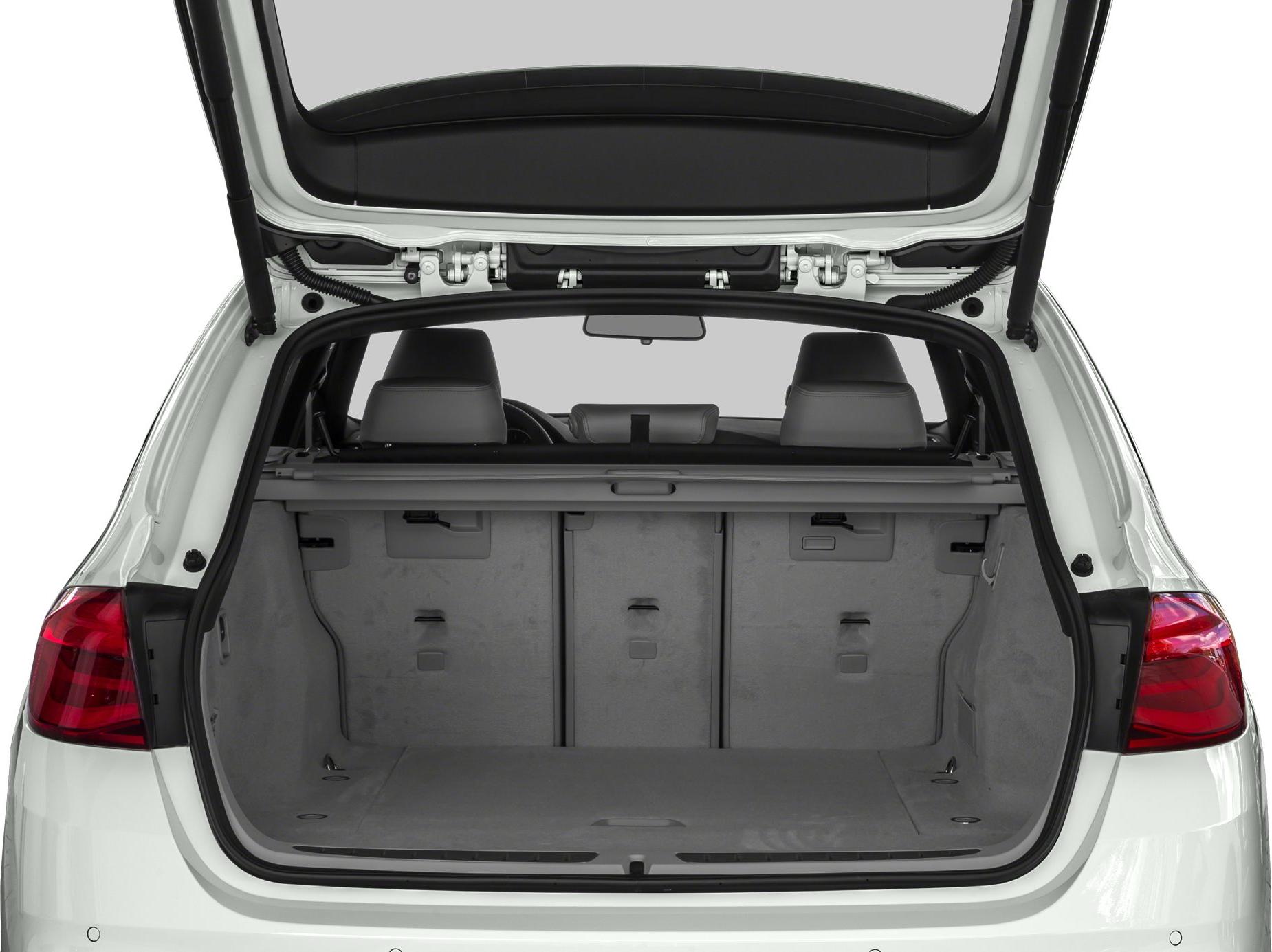 Spacious rear cargo area with foldable seats in a liftback/wagon