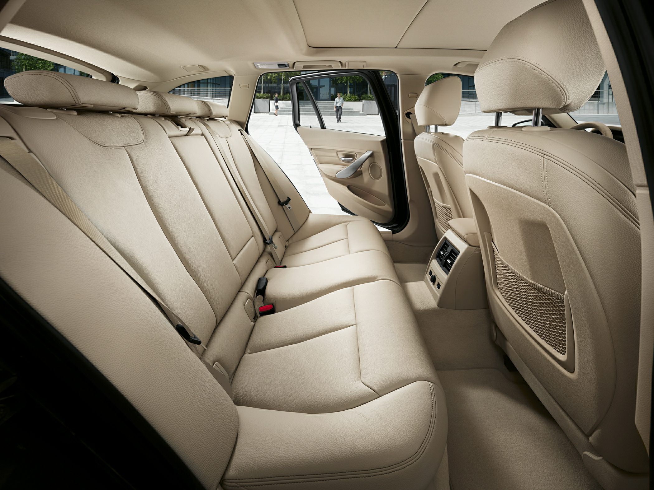 Beige leather rear seats and ventilation controls