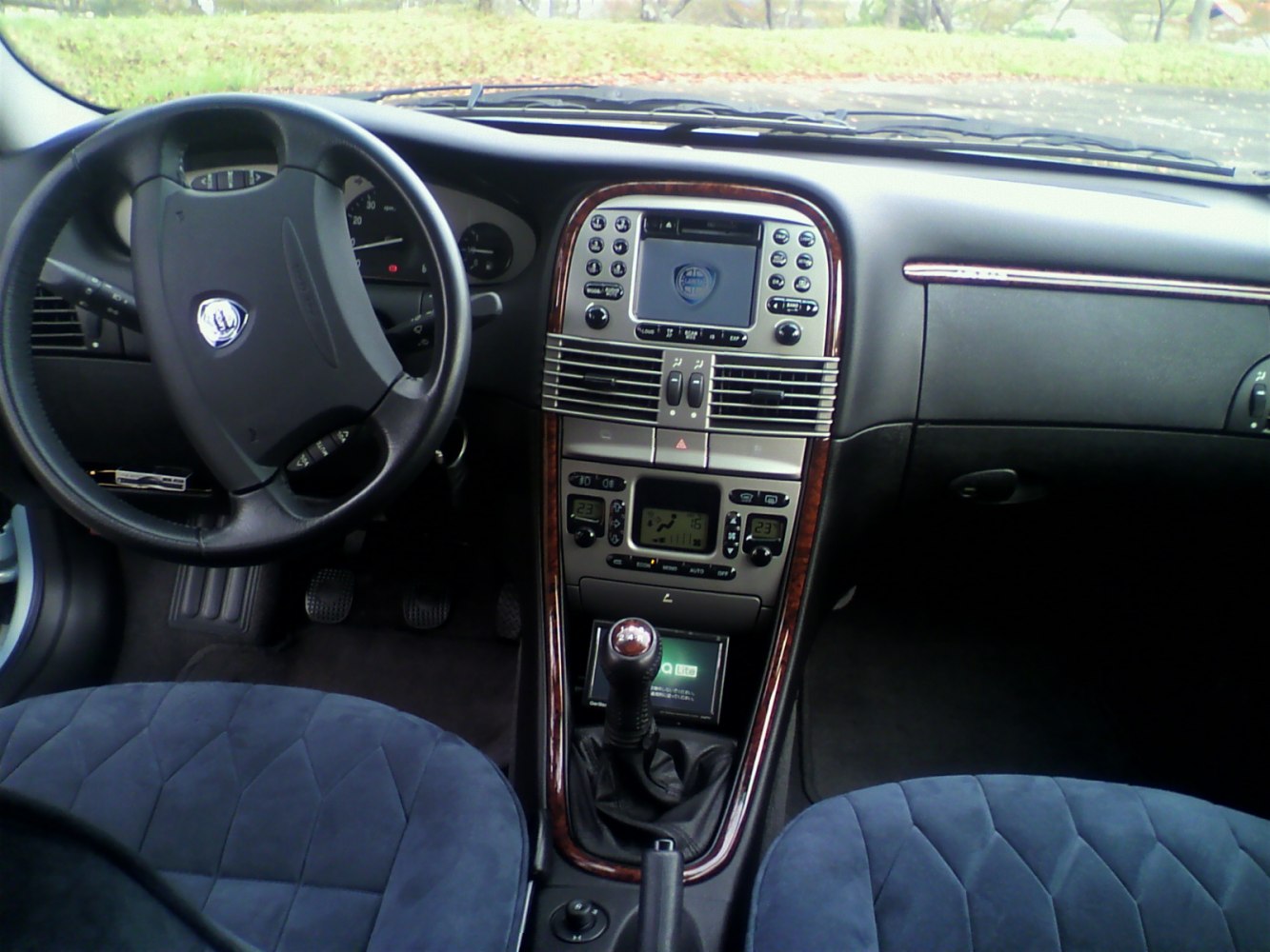 Dashboard, center console, steering wheel, manual gear shifter