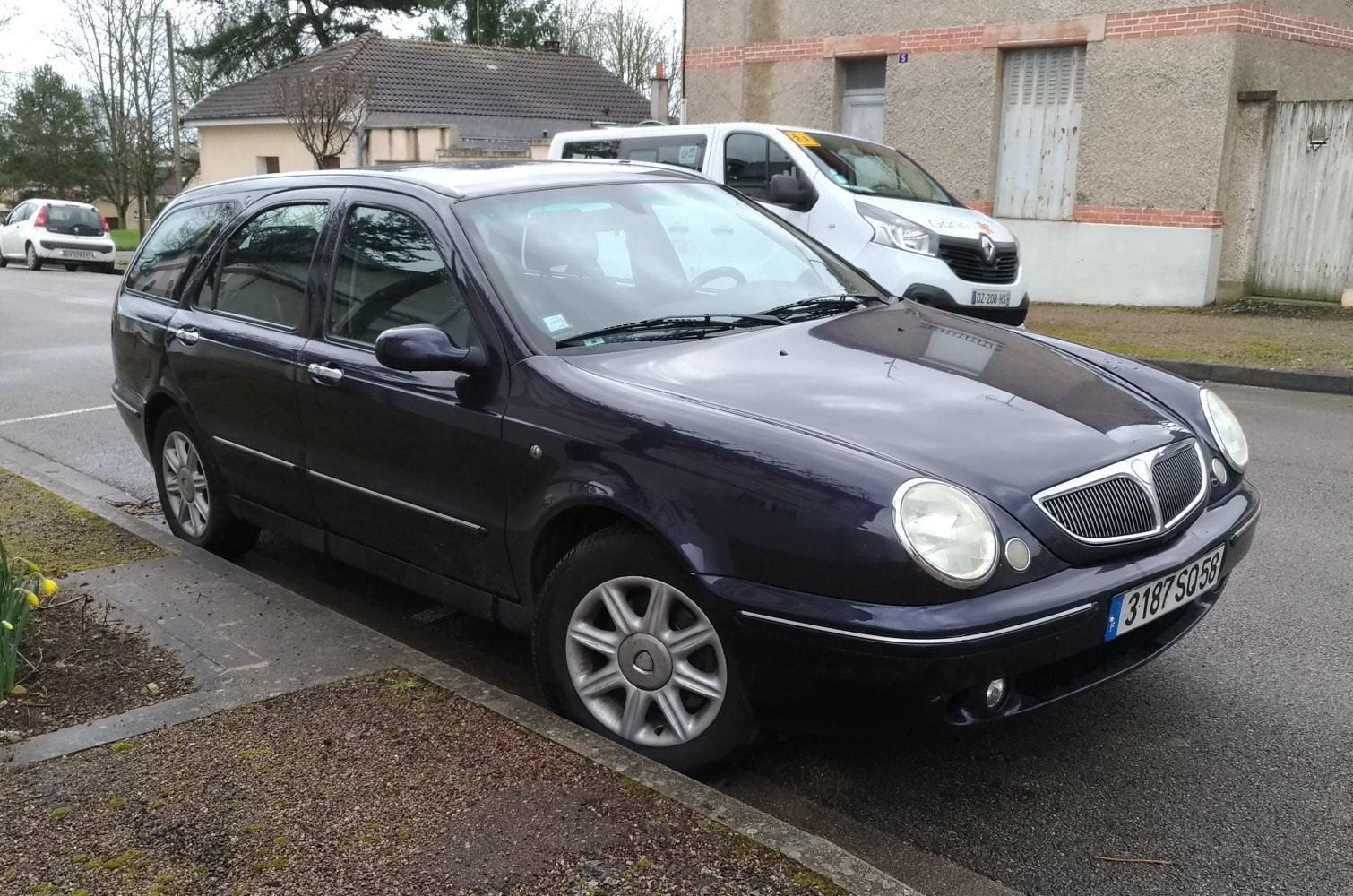 Oval headlights and distinctive front grille with alloy wheels