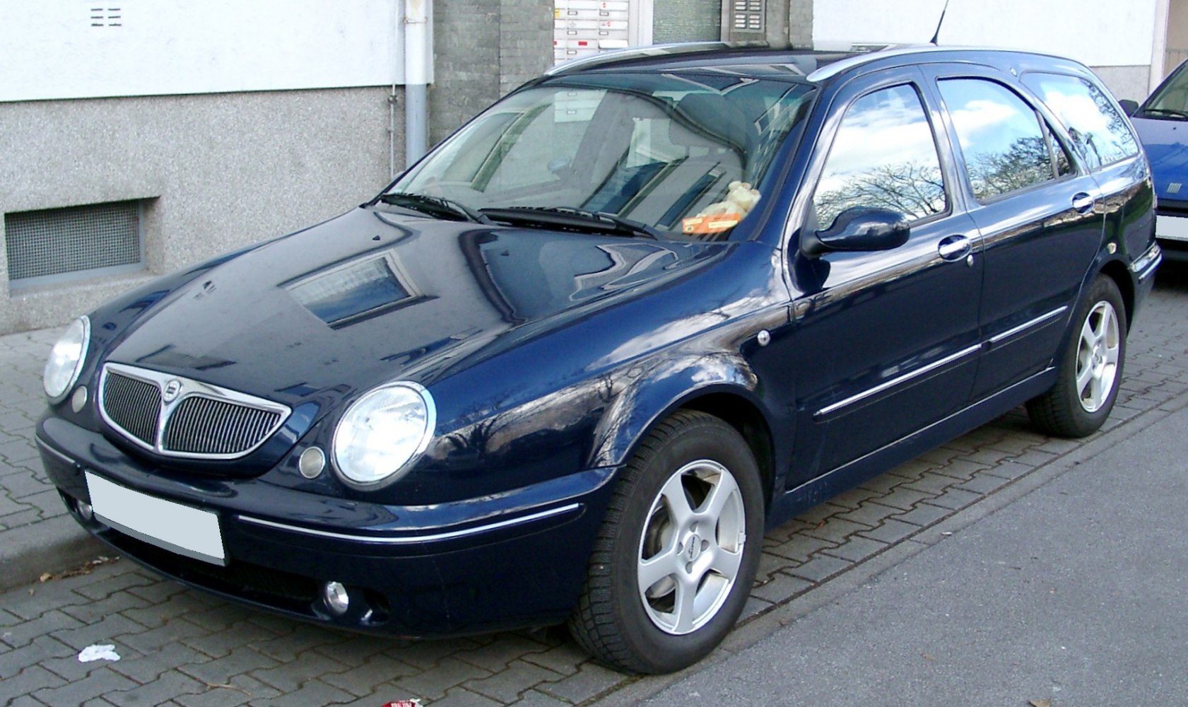 Front-side view of estate car with round headlights and alloy wheels