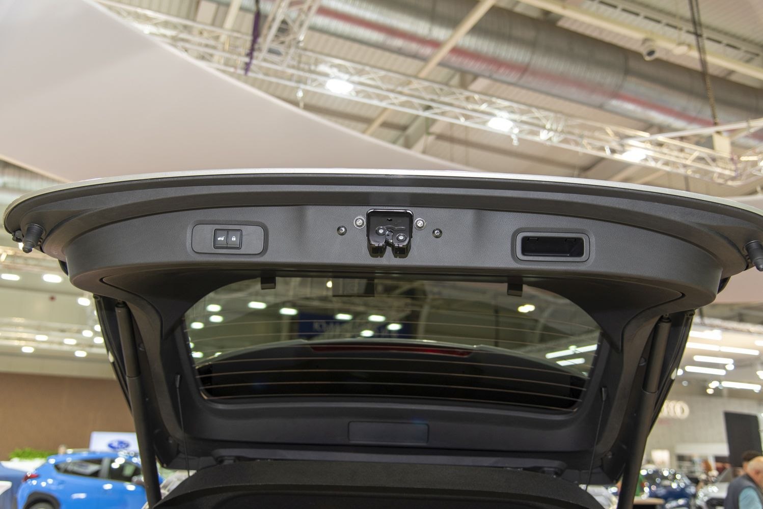 Electric tailgate controls and latch mechanism of a lifted hatchback