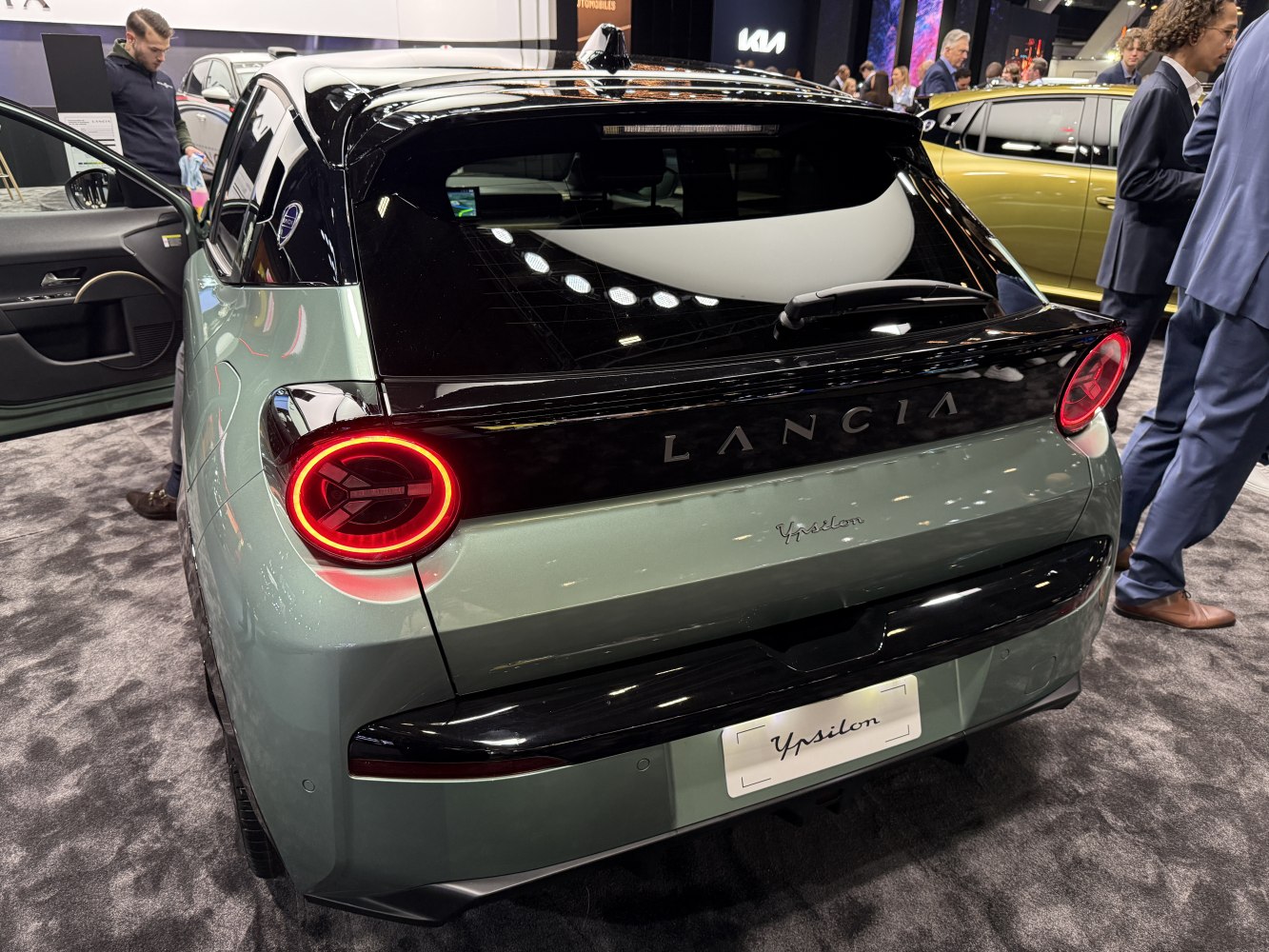 Round LED taillights and dual-tone rear design with rear windshield wiper