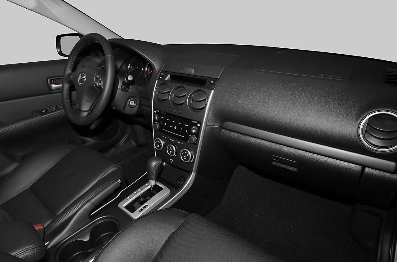 Dashboard layout and steering wheel of a modern car interior