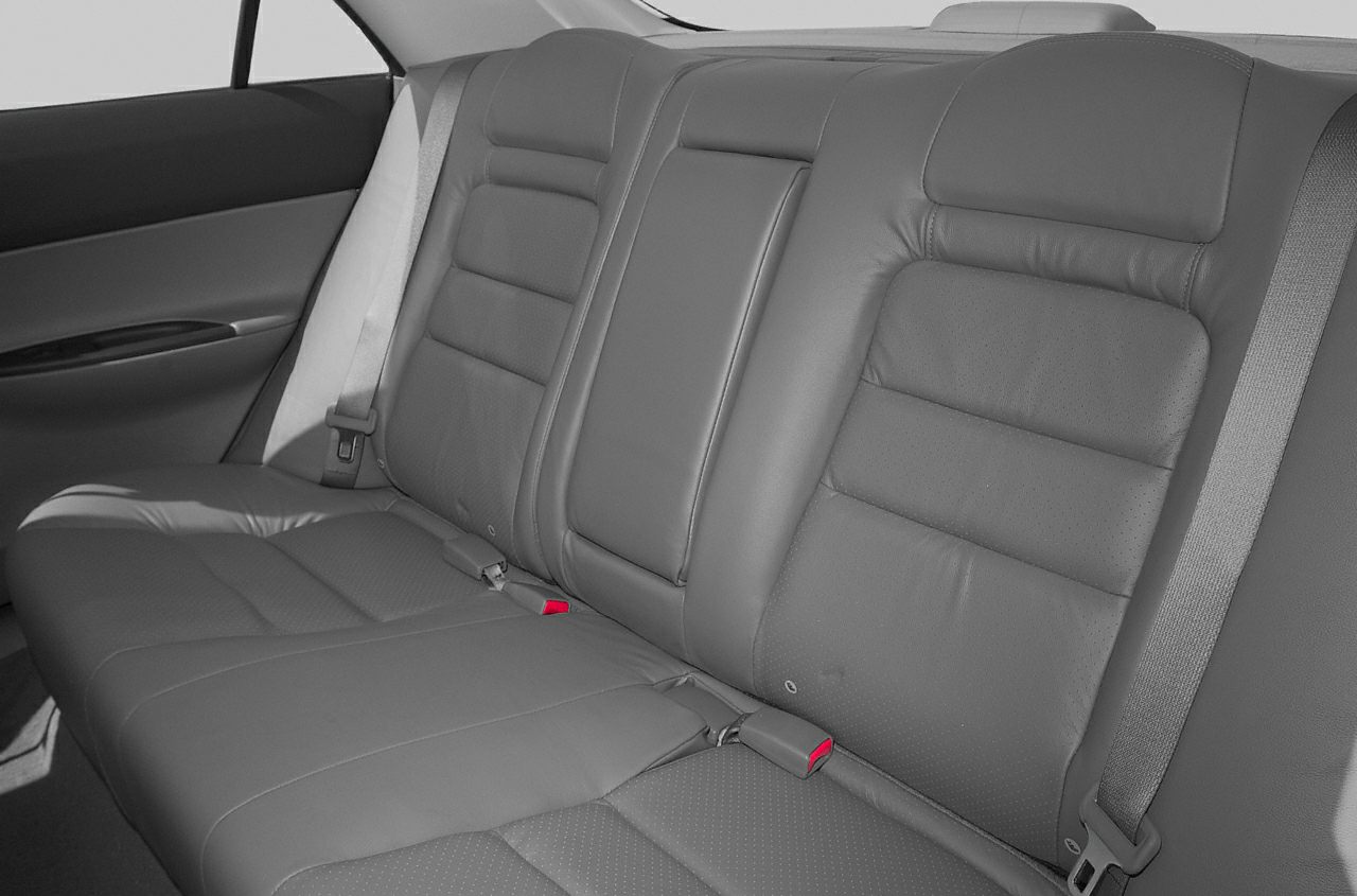 Leather upholstered rear seats with seat belts