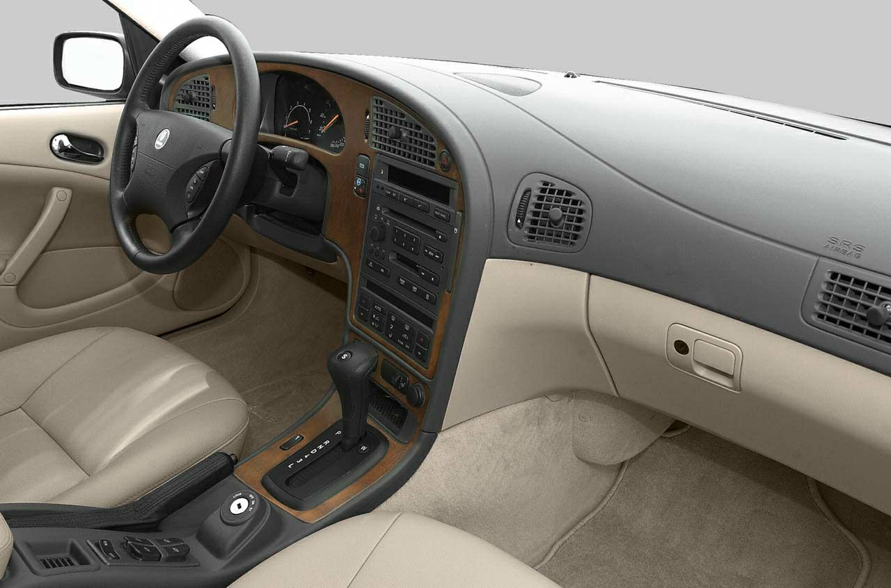 Dashboard and center console with automatic gear shift in beige interior
