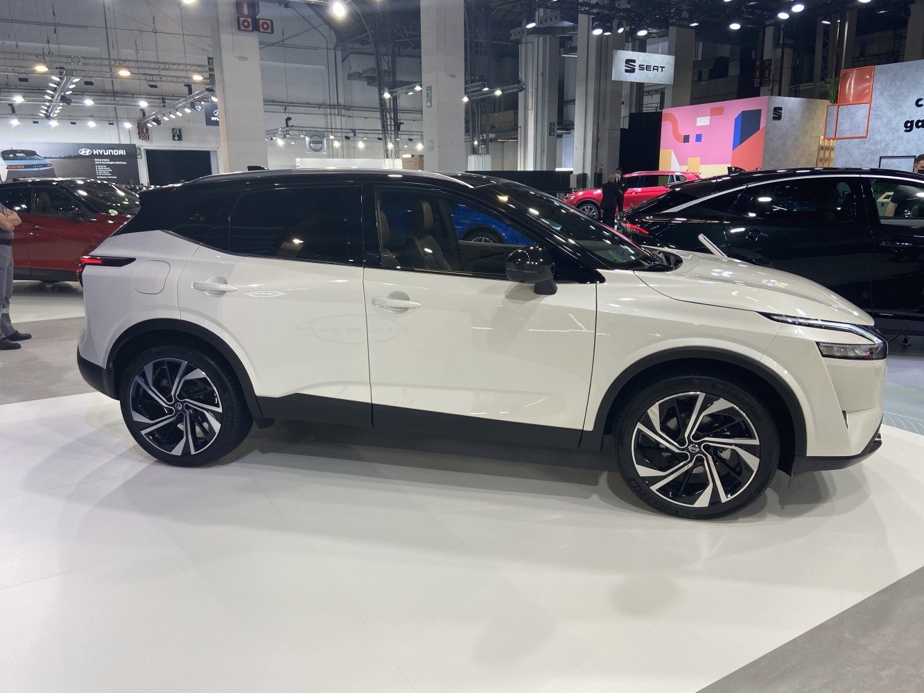 Two-tone SUV side profile with distinctive alloy wheels and LED headlights