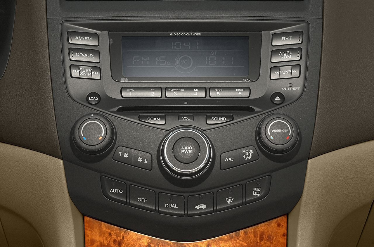 Dual-zone climate control and 6-disc CD changer center console