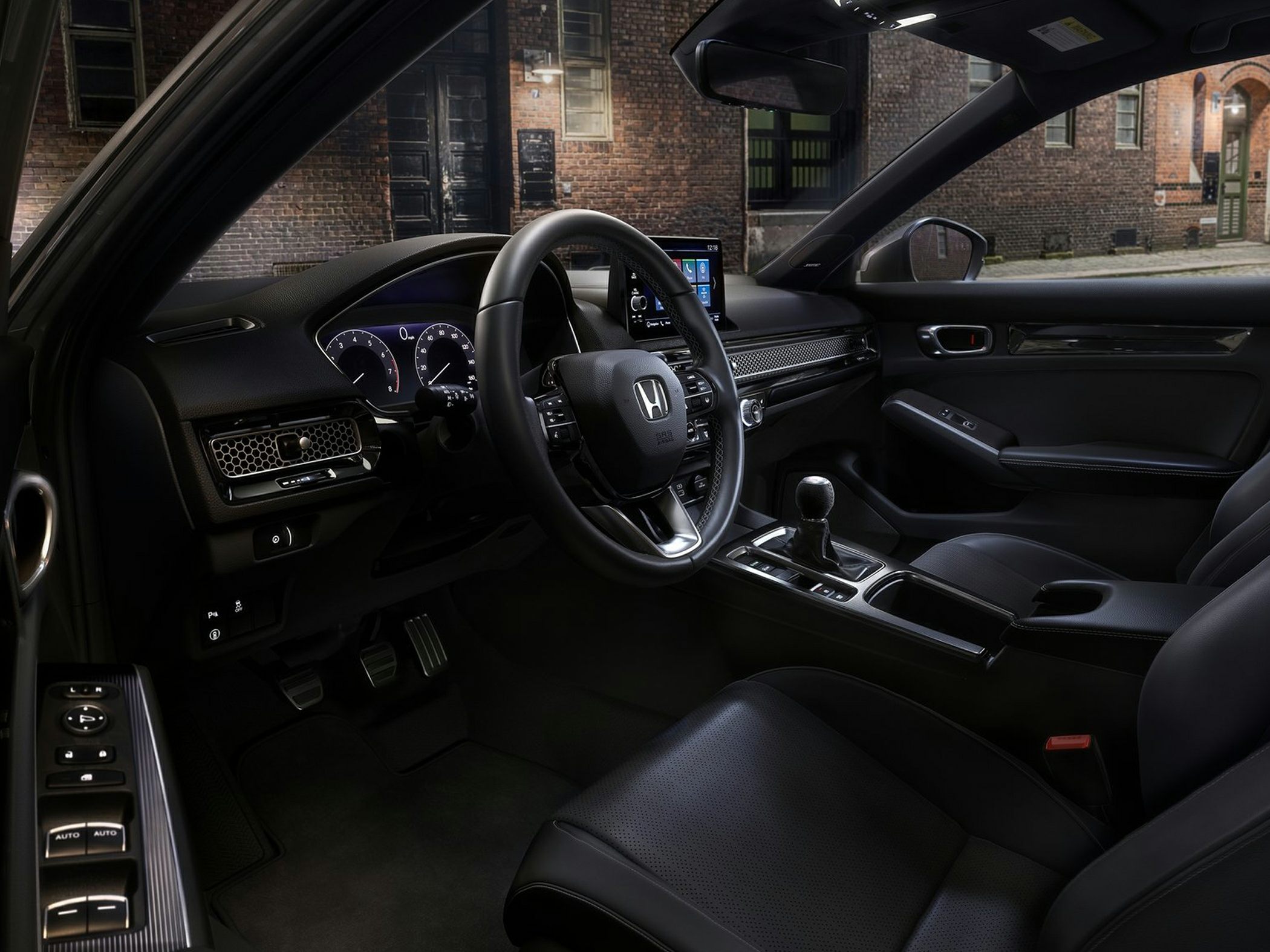 Manual gearshift, digital instrument cluster, touchscreen infotainment, black interior trim