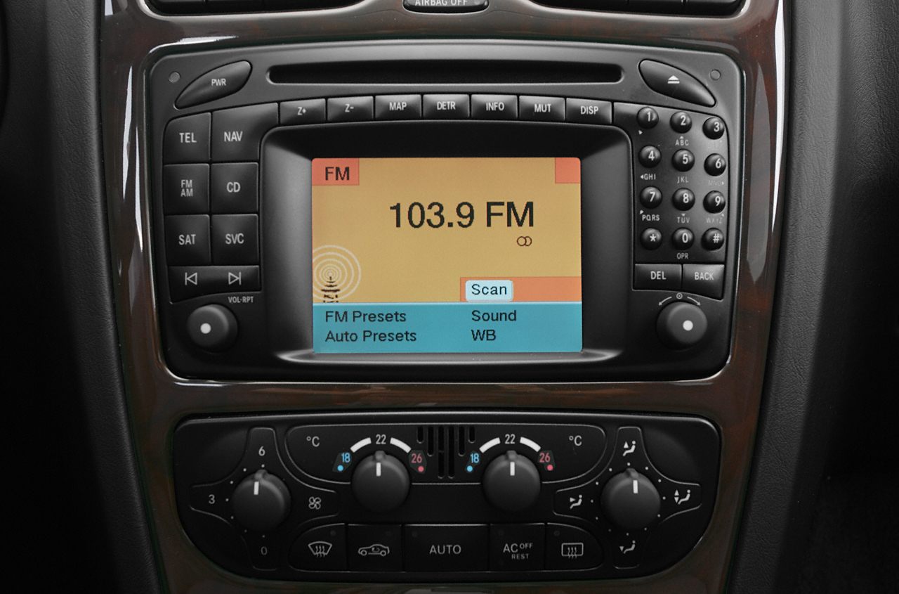 Multimedia system with FM radio and dual-zone climate controls on car dashboard