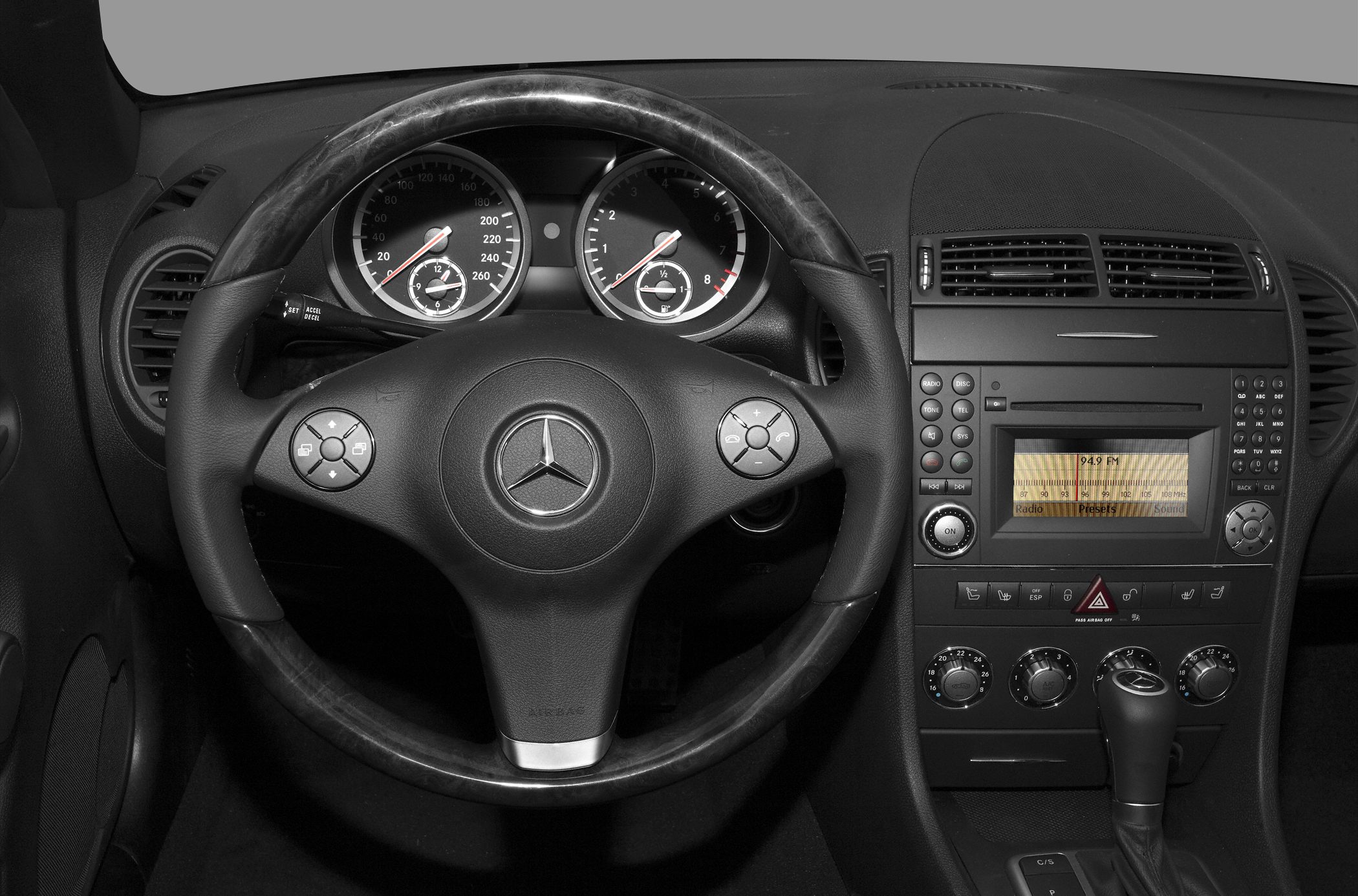 Steering wheel, dashboard, instrument cluster, central control panel