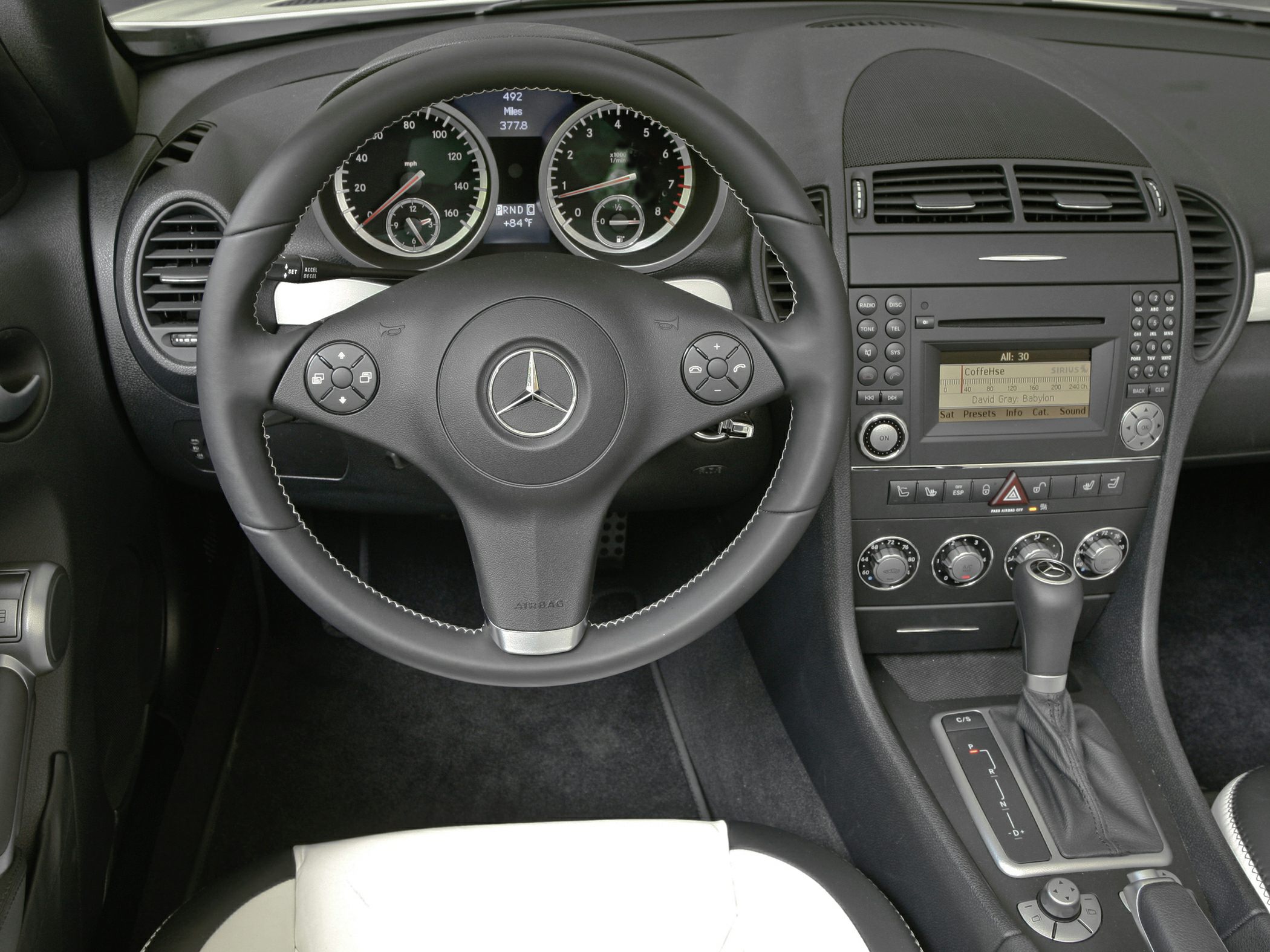 Dashboard, steering wheel, instrument cluster, and center console features